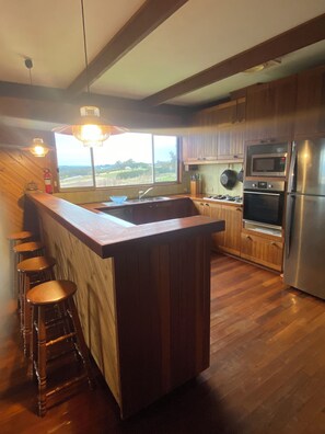 Fridge, microwave, oven, stovetop - Cherry Haven farmhouse overlooking Yarra Valley (Wandin East)