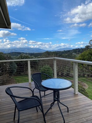 Outdoor dining - Cherry Haven farmhouse overlooking Yarra Valley (Wandin East)