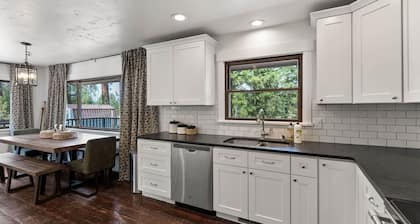 4-bedroom Private Lake House in charming Nine Mile Falls