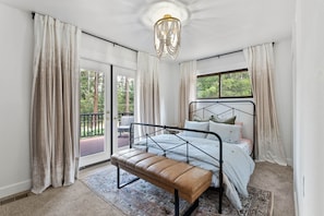 4 bedrooms, free WiFi, bed sheets - 4-bedroom Private Lake House in charming Nine Mile Falls (Nine Mile Falls)