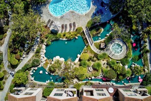 Utendørsbasseng og et oppvarmet basseng