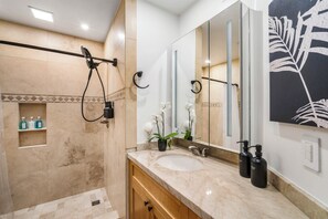 Dusj, hårføner, håndklær og såpe