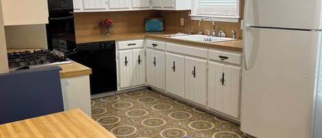 Køleskab, mikrobølgeovn, ovn, kogeplade