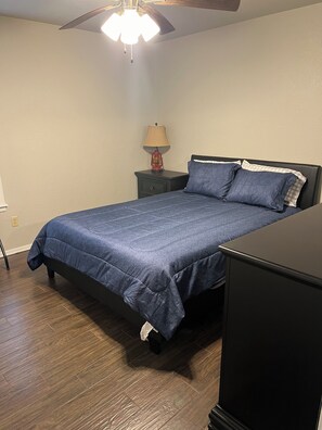 3 habitaciones, tabla de planchar con plancha, wifi y ropa de cama 