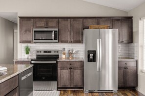 Geladeira, micro-ondas, fogão, cooktop