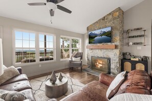 Smart TV y chimenea