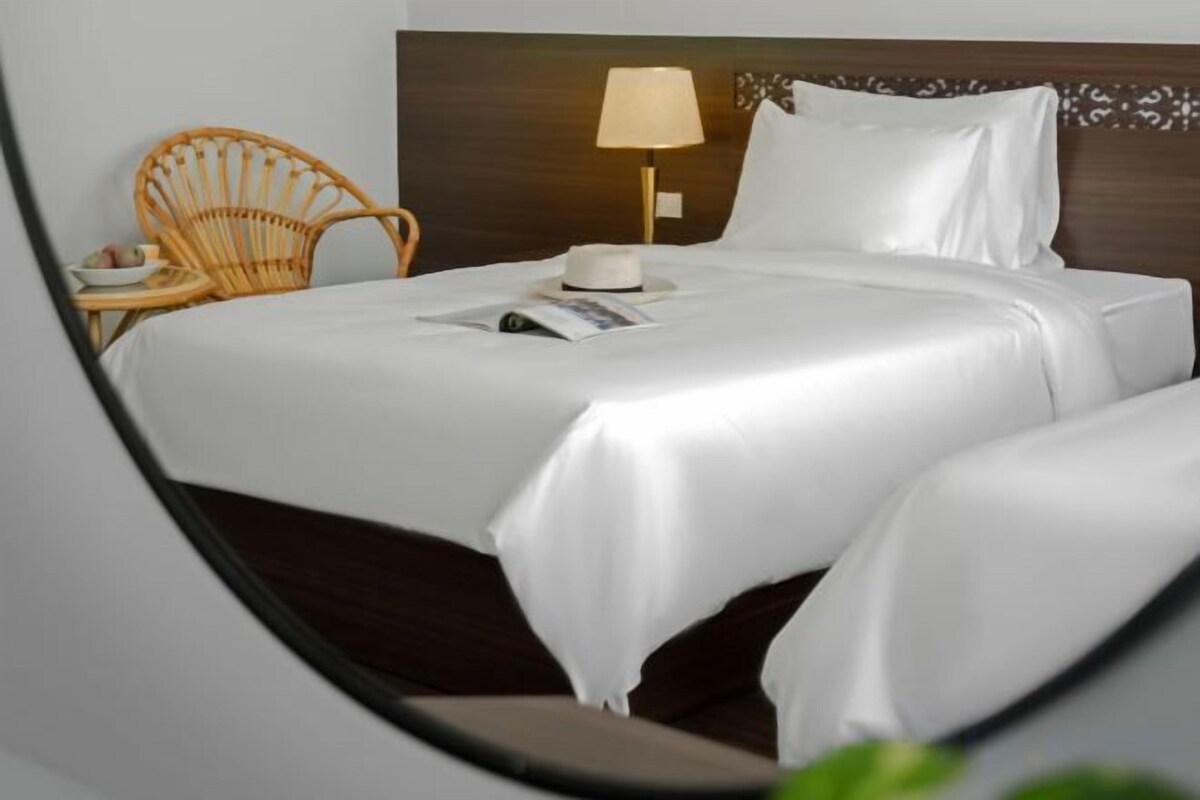 Minibar, escritorio, cortinas opacas y sistema de insonorización