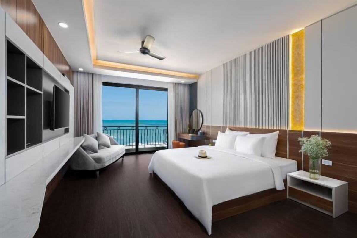 Minibar, desk, blackout drapes, soundproofing