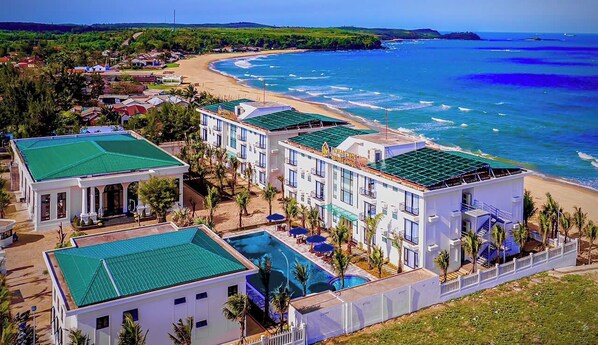 A beachfront hotel with multiple buildings, a swimming pool, and a beach view. - Hoang Yen Boutique Hotel (Da Nang)
