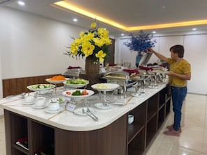 Café da manhã com buffet grátis todos os dias