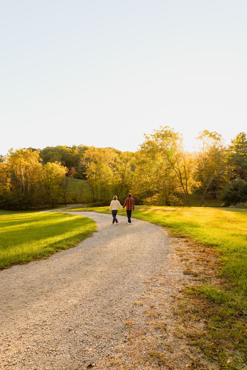 Ein Kiesweg in einem Park, gesäumt von Bäumen und Gras.