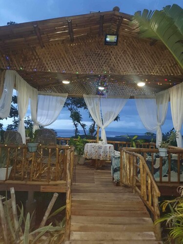 Zane Green Haven - Spacious rooms & big backyard overlooking the hills & sea