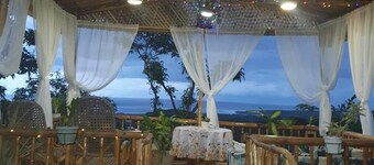 Zane Green Haven - Spacious rooms & big backyard overlooking the hills & sea