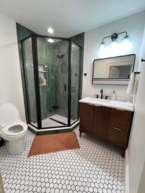 Dusche, Haartrockner, Handtücher, Seife