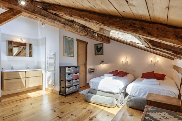 4 habitaciones, escritorio y tabla de planchar con plancha