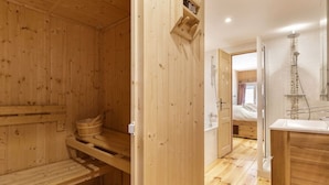 Ein Saunaraum mit Holzbänken und Ablagefläche.
