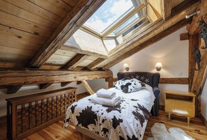 4 bedrooms, desk, iron/ironing board, travel crib