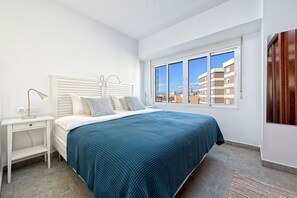 Apartamento estándar, vistas parciales al mar | 1 dormitorio, edredones de plumas, decoración individual