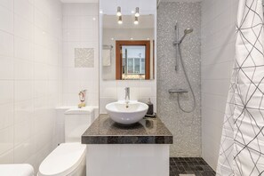 Căn hộ Tiêu chuẩn, quang cảnh một góc biển | Phòng tắm | Buồng tắm vòi sen, máy sấy tóc, khăn tắm, xà phòng 