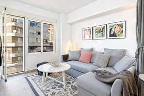 Căn hộ Tiêu chuẩn, quang cảnh một góc biển | Khu phòng khách | TV 50-inch có truyền hình cáp 