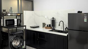 Refrigerador, microondas, tetera eléctrica y utensilios de cocina