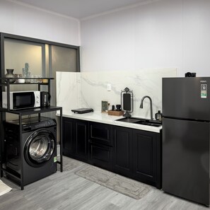 Réfrigérateur, micro-ondes, bouilloire électrique