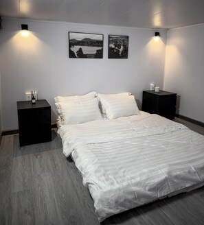 2 habitaciones, escritorio, tabla de planchar con plancha y wifi
