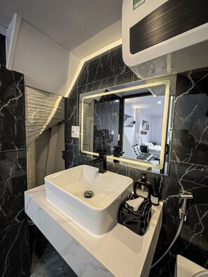 SĂšche-cheveux, bidet, serviettes fournies, savon