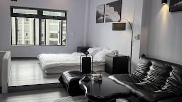 2 habitaciones, escritorio, tabla de planchar con plancha y wifi