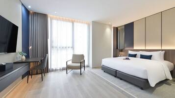 Deluxe-huone, 1 suuri parisänky | 2 makuuhuonetta, minibaari, tallelokero huoneessa, työpöytä