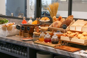 Petit déjeuner buffet servi tous les jours en supplément
