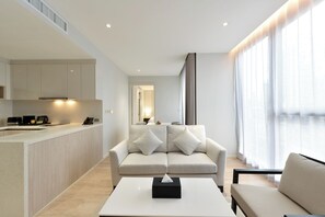 Superior-sviitti, 1 makuuhuone | Oleskelualue | 55–tuumainen äly-TV, jossa digitaalikanavat