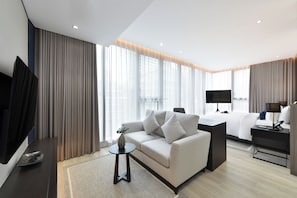 Deluxe-huone, kylpyamme | Minibaari, tallelokero huoneessa, työpöytä