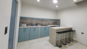Coffee/tea maker, fridge, microwave, stovetop - Departamento 11 personas, céntrico a 3 min de Paseo Durango (Durango)