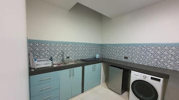 Fridge, microwave, stovetop, coffee/tea maker