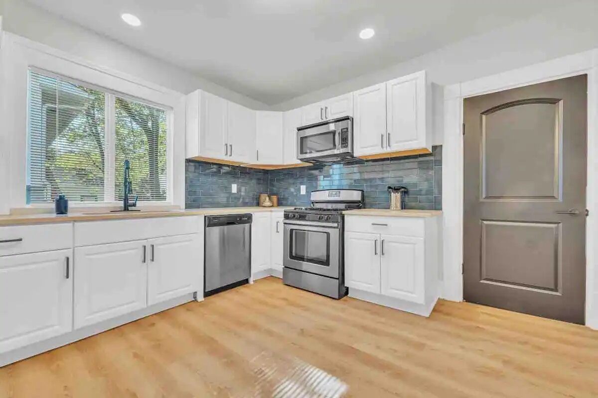 Refrigerador, microondas, horno y parrilla de estufa 