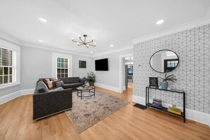 Smart TV, books - Spacious 3BR Near ATL Airport|Flight Crew Friendly (Atlanta)