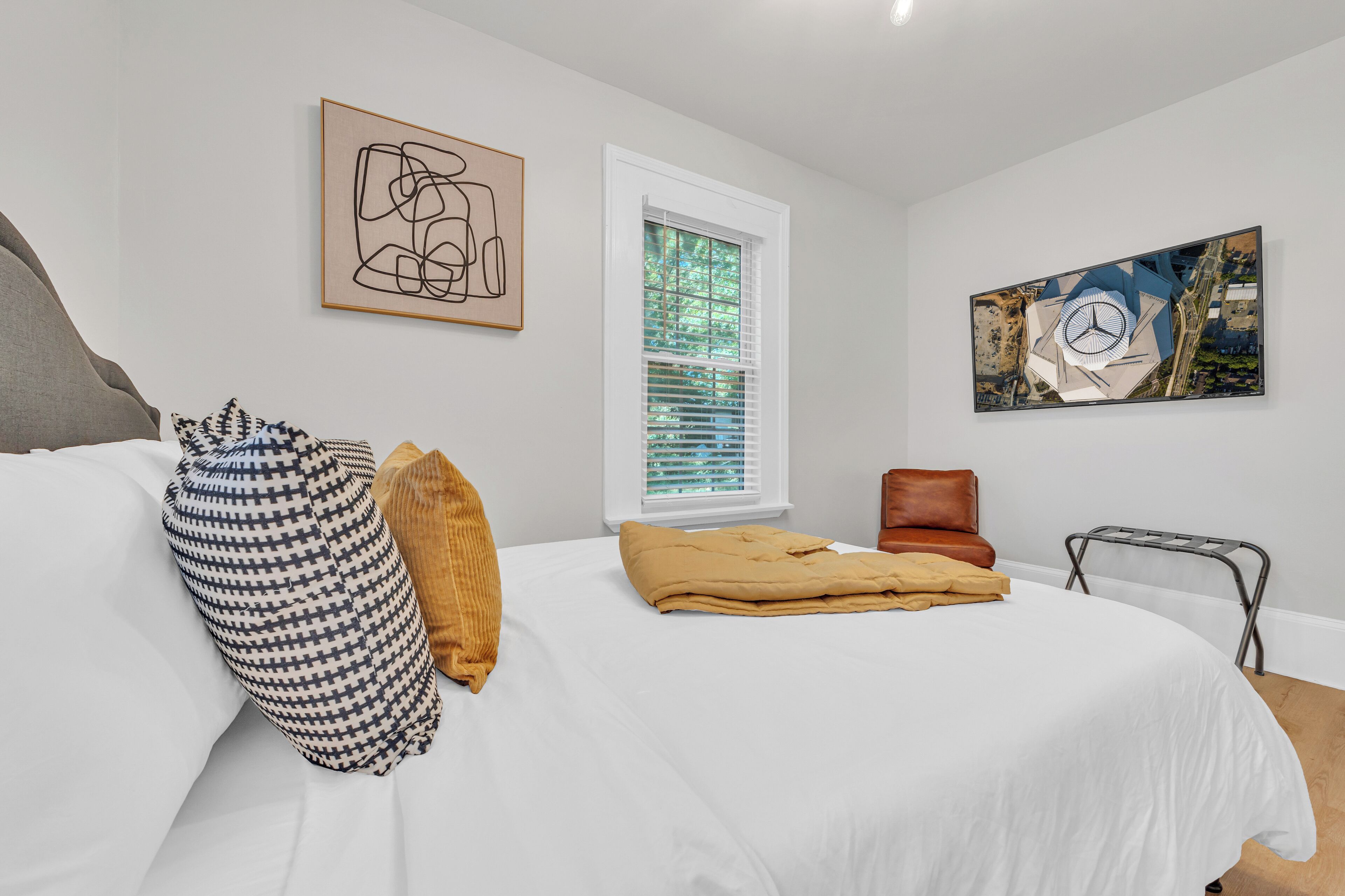 3 bedrooms, desk, internet, bed sheets