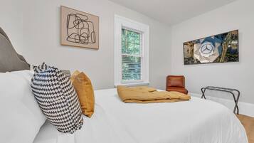 3 bedrooms, desk, internet, bed sheets