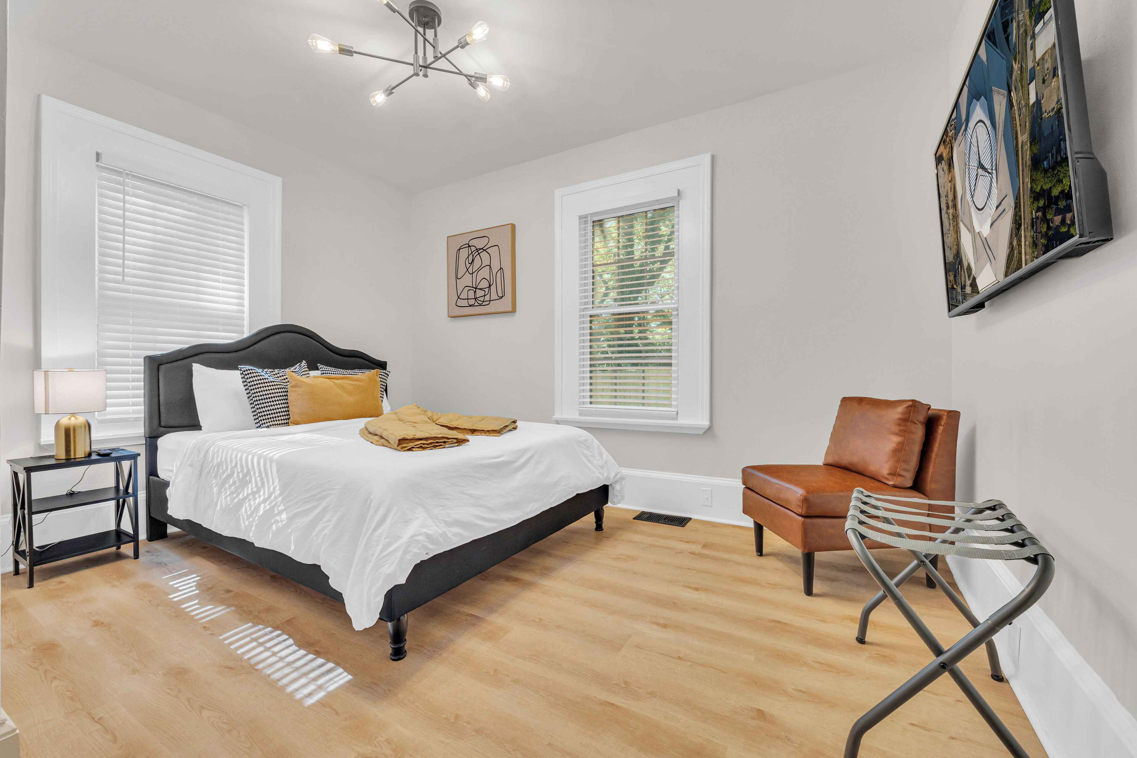 3 bedrooms, desk, internet, bed sheets