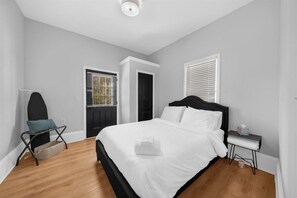 3 bedrooms, desk, internet, bed sheets