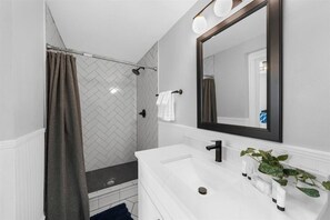 Douche, séchoir à cheveux, serviettes fournies, savon