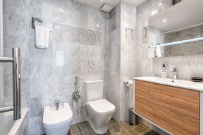 Comfort Apartment, City View | Bathroom | Hair dryer, towels, soap, shampoo