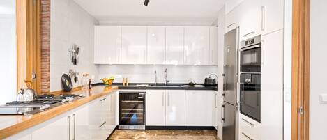 Appartement Confort, vue ville | Cuisine privée | Grand réfrigérateur, micro-ondes, four, plaque de cuisson