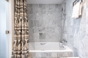 Comfort Apartment, City View | Bathroom | Hair dryer, towels, soap, shampoo - Solaga - Mary (Málaga)