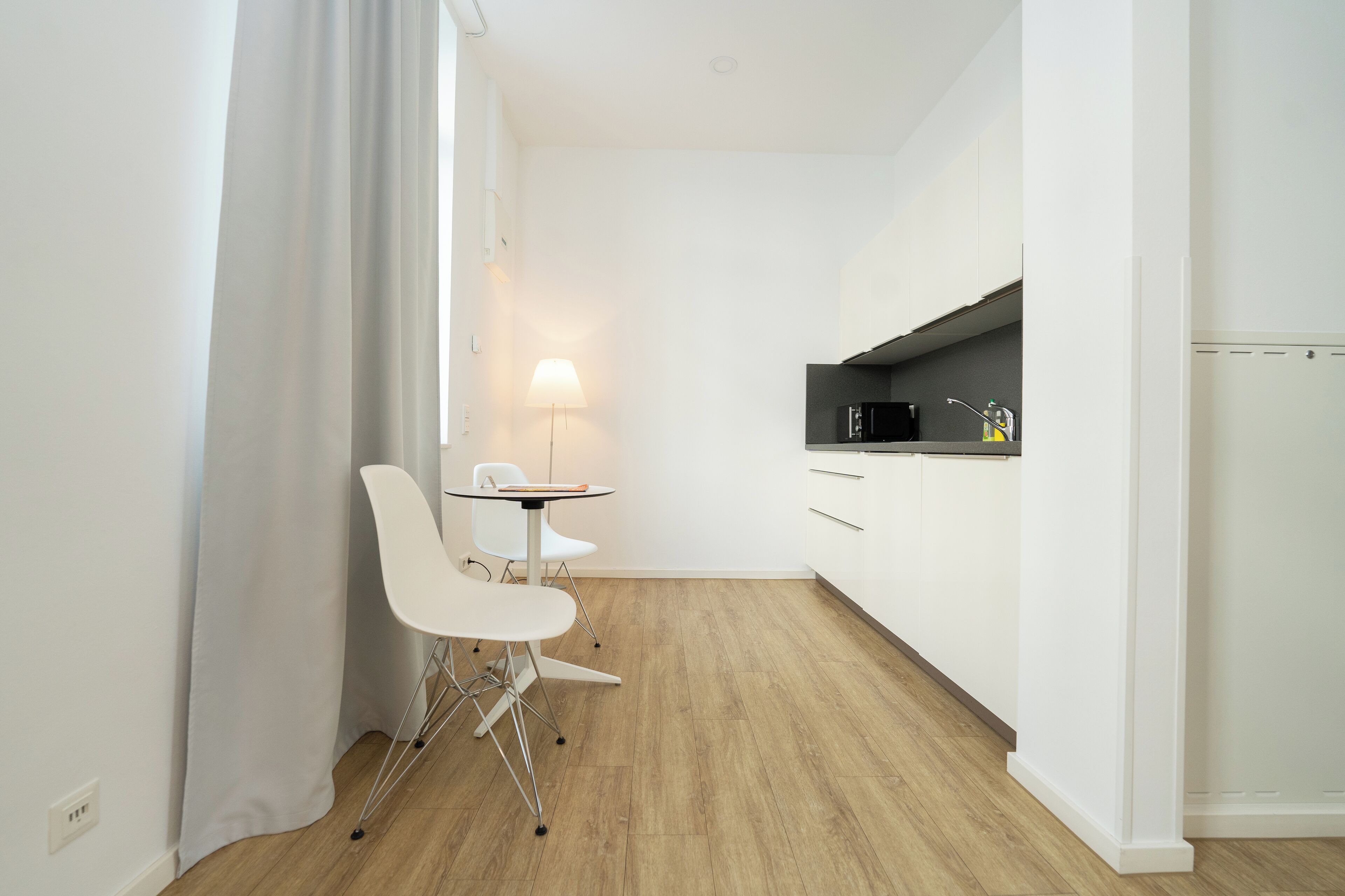 Chambre Double Économique | Cuisine privée | Réfrigérateur, plaque de cuisson, cafetière/bouilloire