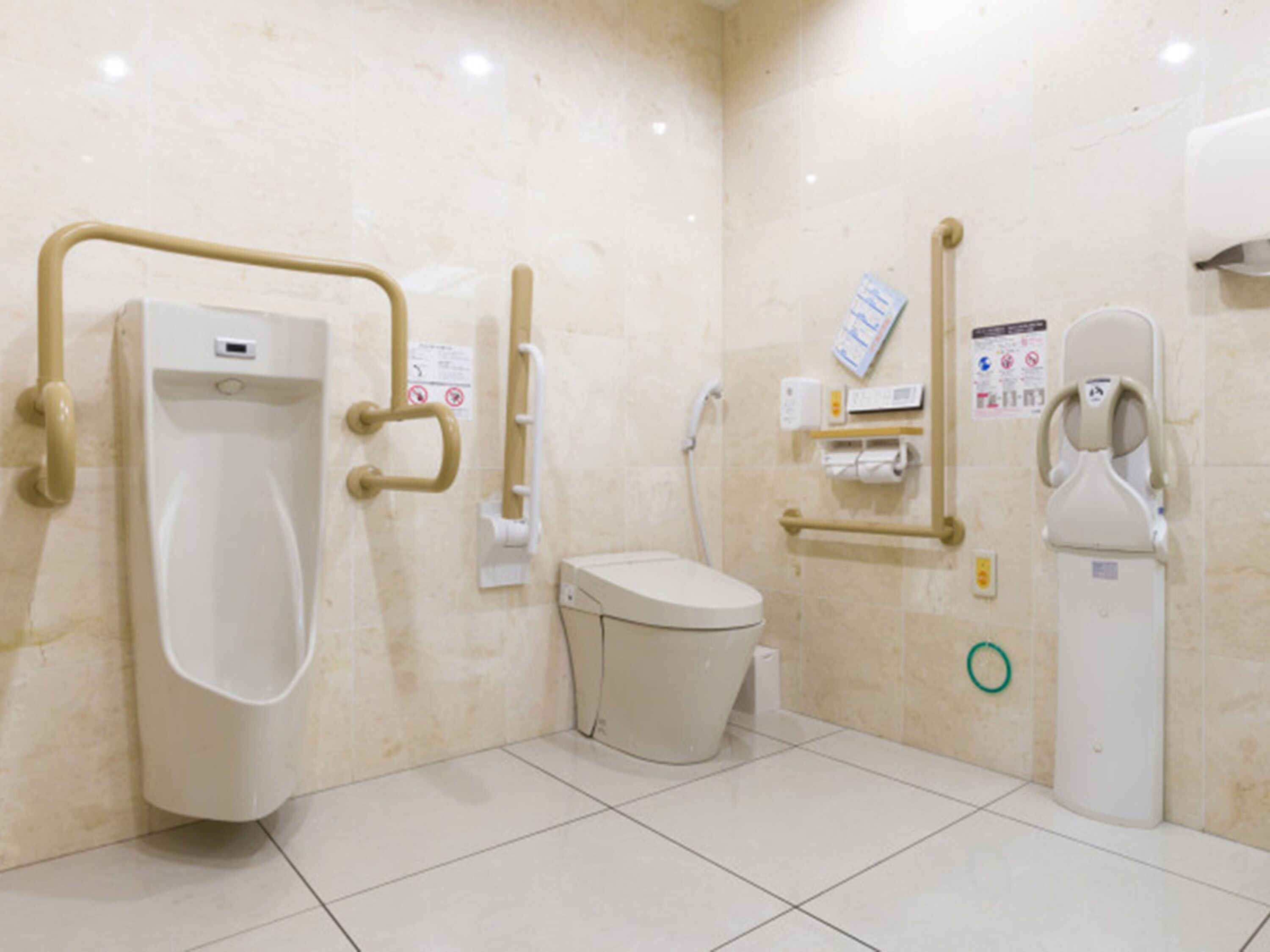 Herren-Toilette mit Urinal, WC und Handdesinfektionsspender.
