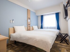 Een bureau, gratis wifi, beddengoed