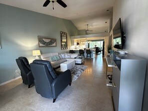 Living area - 2 Bed + Den condo in charming Naples with, private pool, WiFi. Relax and unwind (Naples)