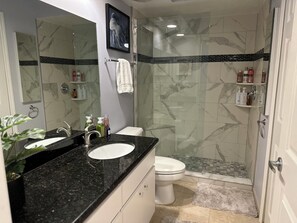 Ducha, secador de pelo, toallas, jabón